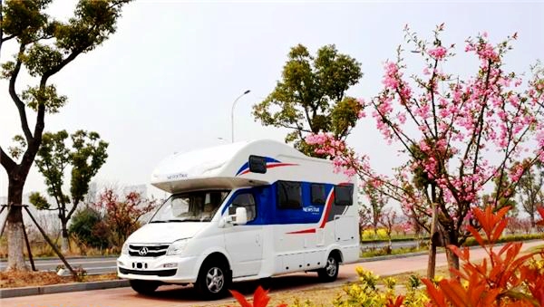 适合一家四口出行的房车，自动挡，双大床，不拥挤！