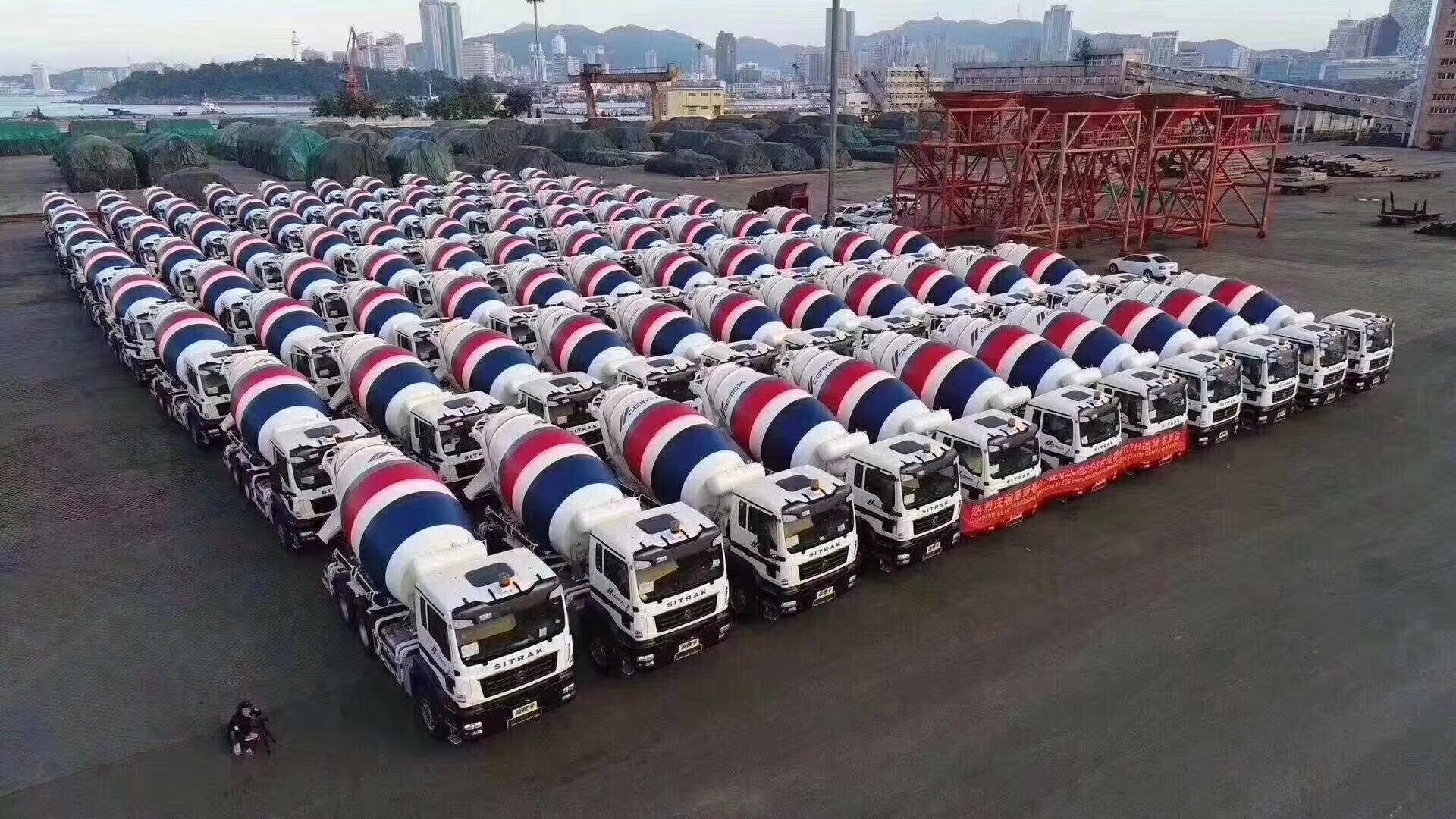 墨西哥CEMEX公司订购288台汕德卡C7H搅拌车批量抵达港口装船起运