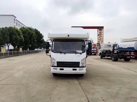 一汽凌河C型房车驾驶室前脸图片