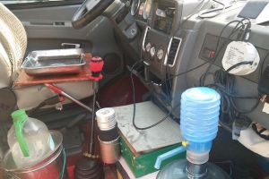 老大爷赶时髦，自己改装的小房车只花1万元