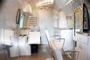 废旧房车爆改变成移动美发造型设计室