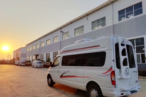 秋高气爽的天儿开着房车出去浪