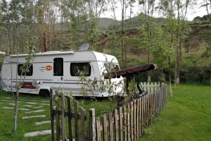 坐在车内看，有路的地方就有房车